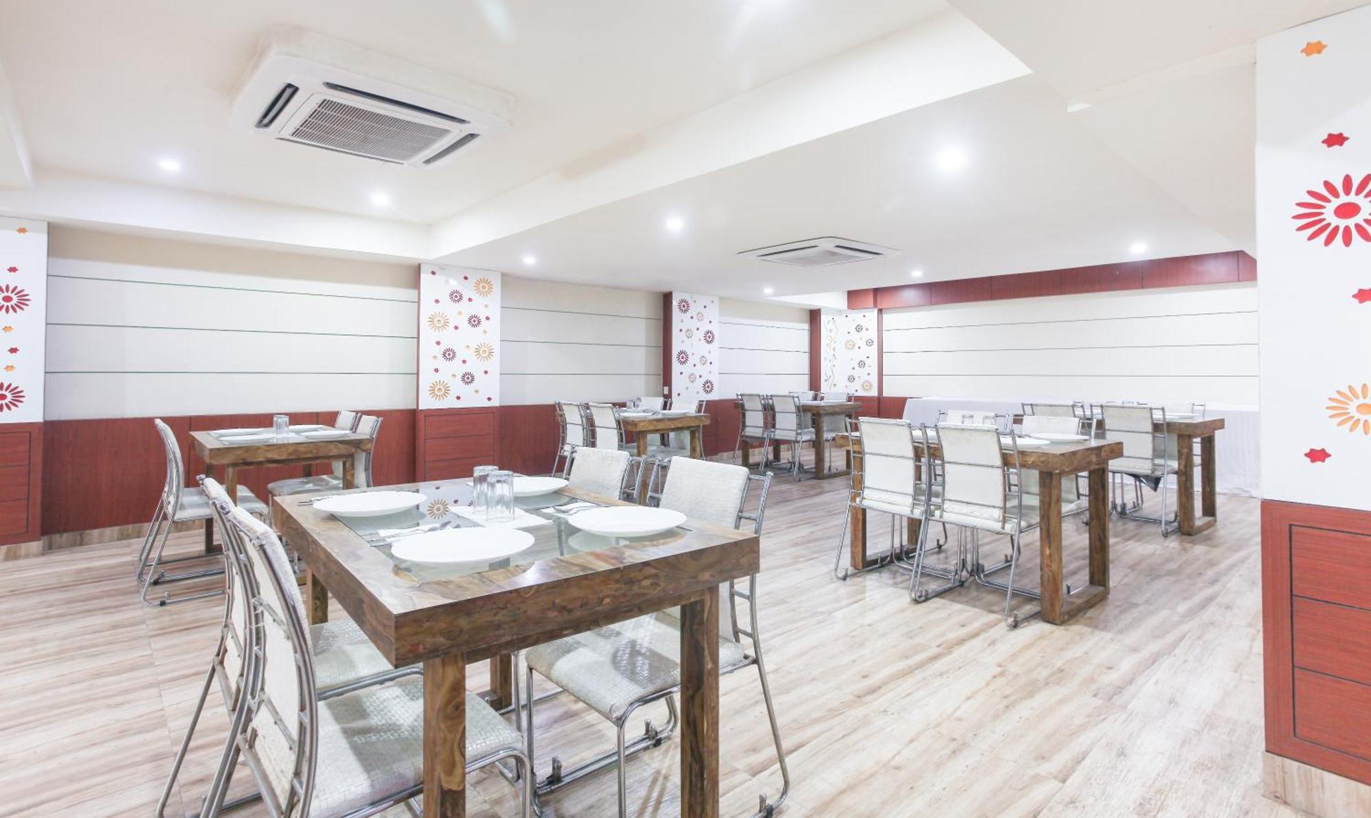 Hotel Janki International 3 Km From Kashi Vishwanath Temple Free Pickup From Railway Station พาราณสี ภายนอก รูปภาพ