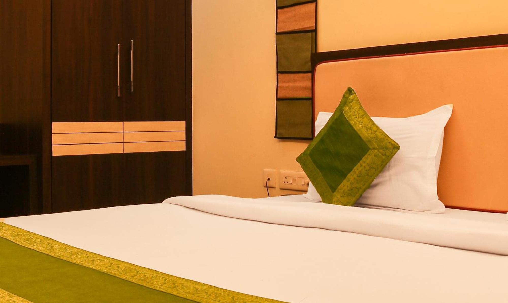 Hotel Janki International 3 Km From Kashi Vishwanath Temple Free Pickup From Railway Station พาราณสี ภายนอก รูปภาพ