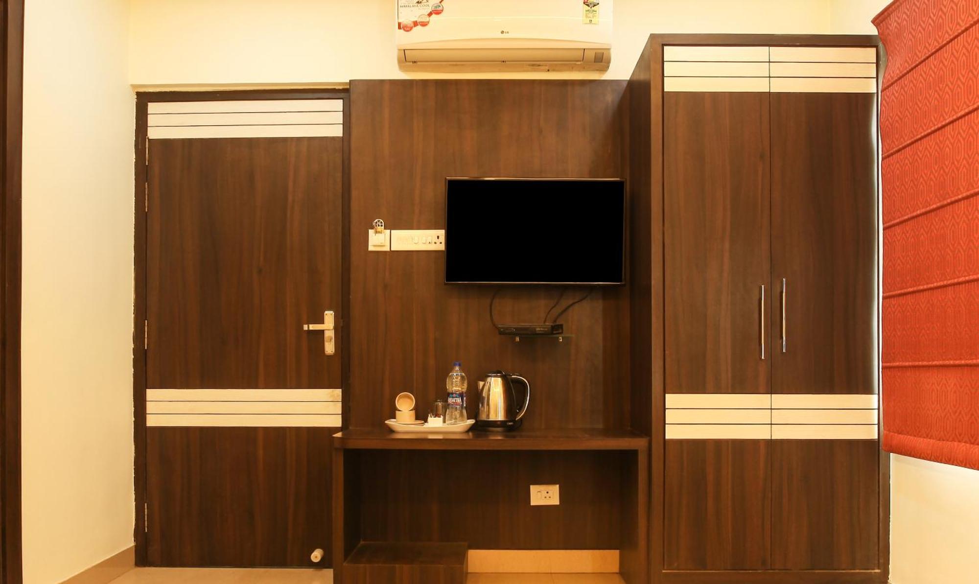 Hotel Janki International 3 Km From Kashi Vishwanath Temple Free Pickup From Railway Station พาราณสี ภายนอก รูปภาพ