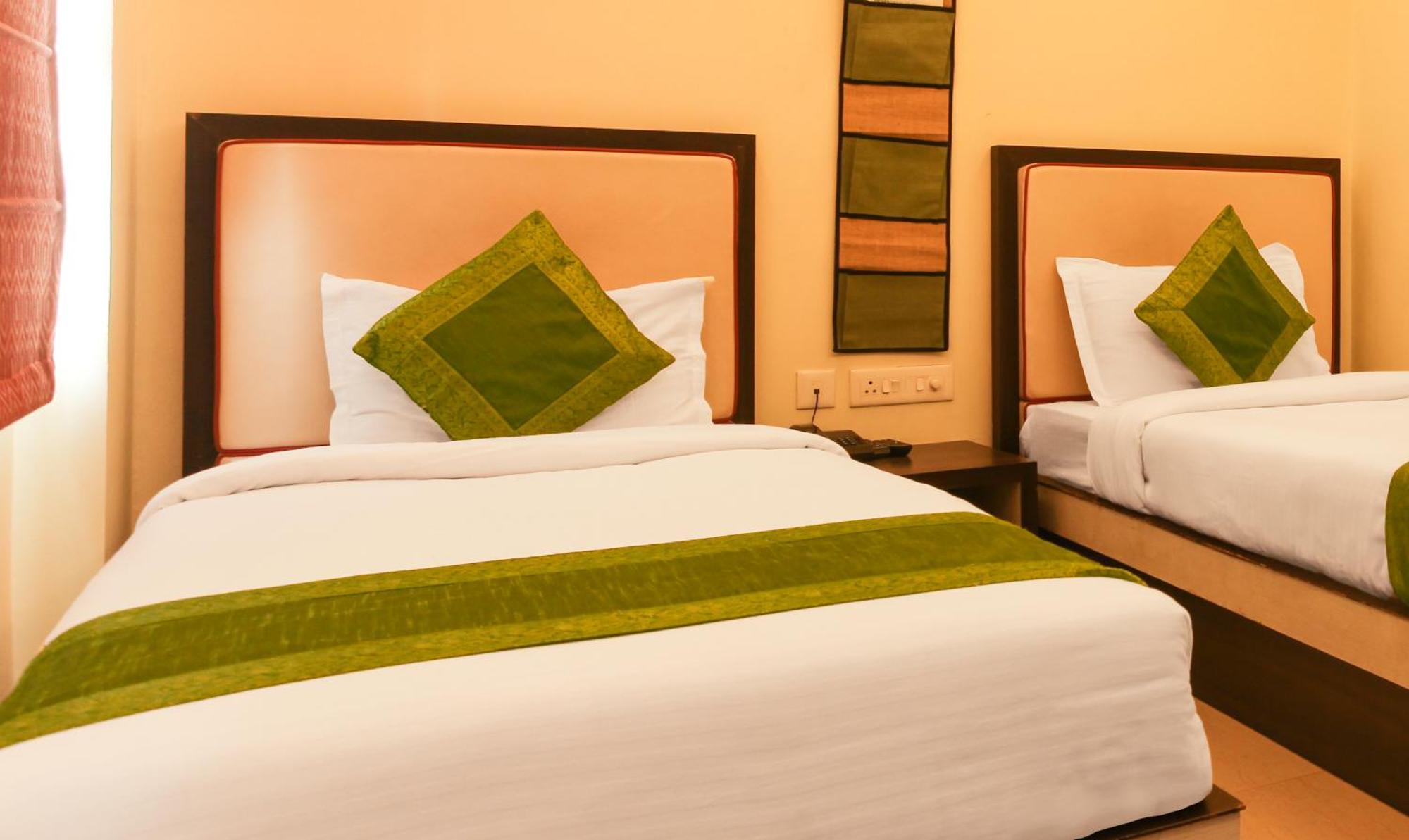 Hotel Janki International 3 Km From Kashi Vishwanath Temple Free Pickup From Railway Station พาราณสี ภายนอก รูปภาพ