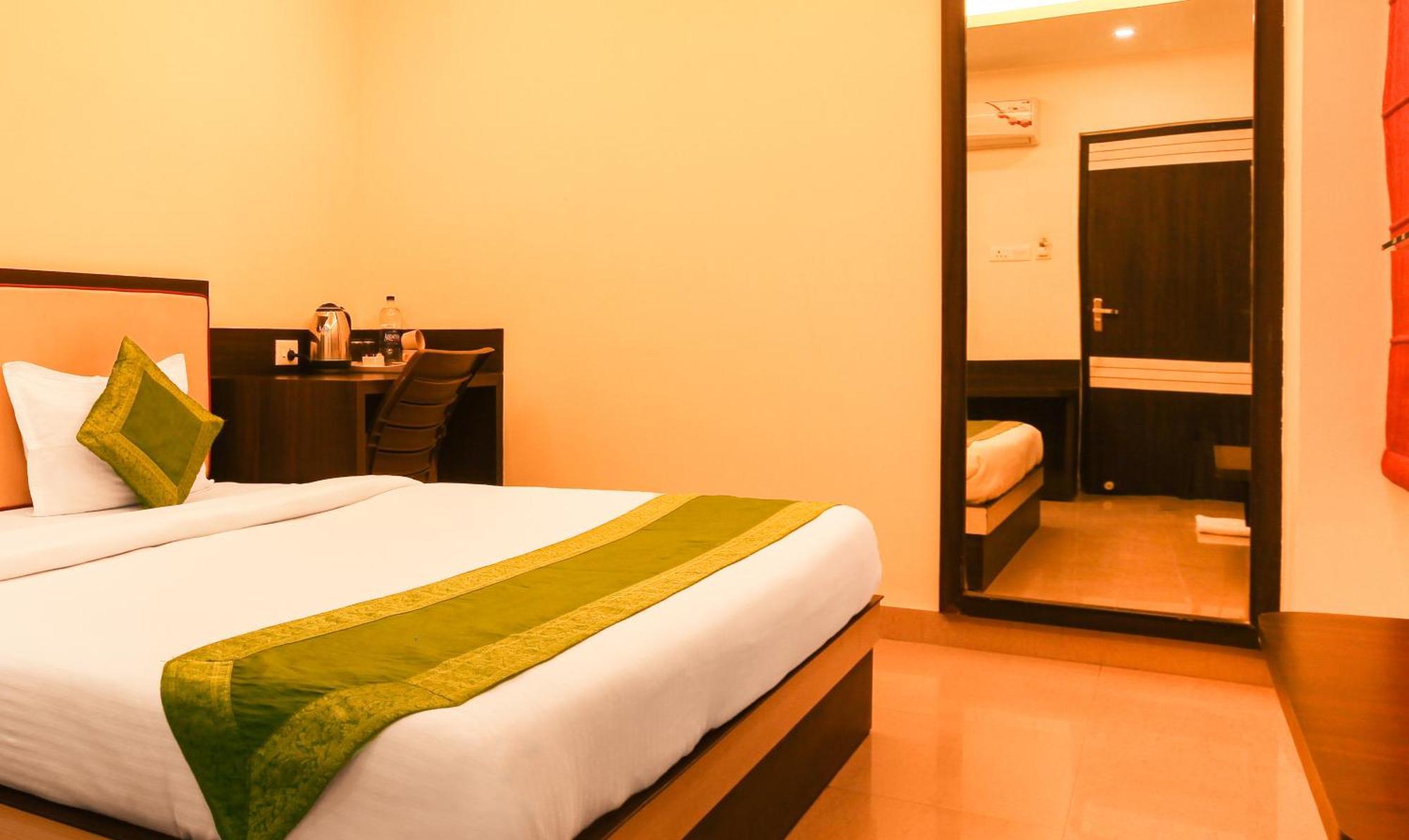 Hotel Janki International 3 Km From Kashi Vishwanath Temple Free Pickup From Railway Station พาราณสี ภายนอก รูปภาพ