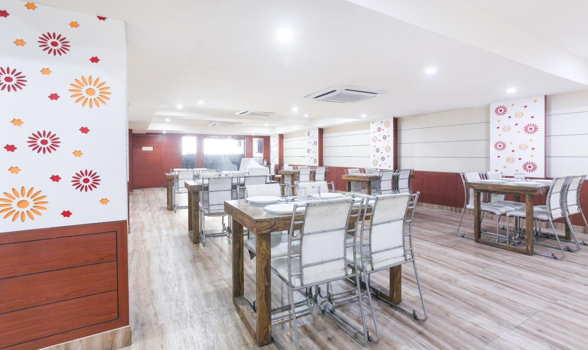 Hotel Janki International 3 Km From Kashi Vishwanath Temple Free Pickup From Railway Station พาราณสี ภายนอก รูปภาพ