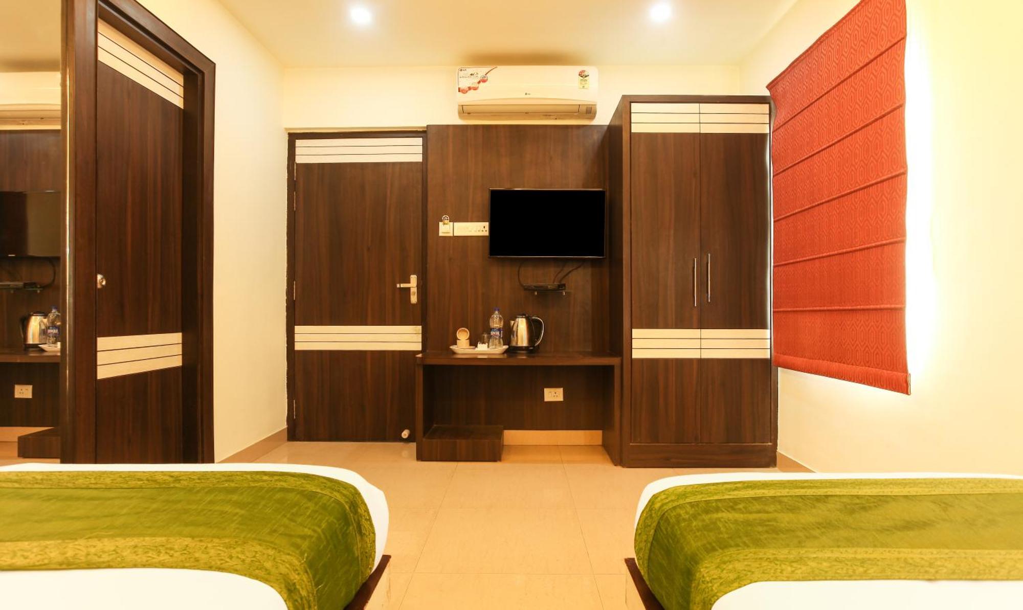Hotel Janki International 3 Km From Kashi Vishwanath Temple Free Pickup From Railway Station พาราณสี ภายนอก รูปภาพ