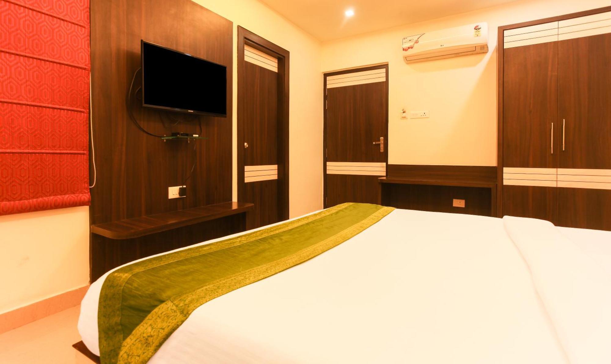 Hotel Janki International 3 Km From Kashi Vishwanath Temple Free Pickup From Railway Station พาราณสี ภายนอก รูปภาพ