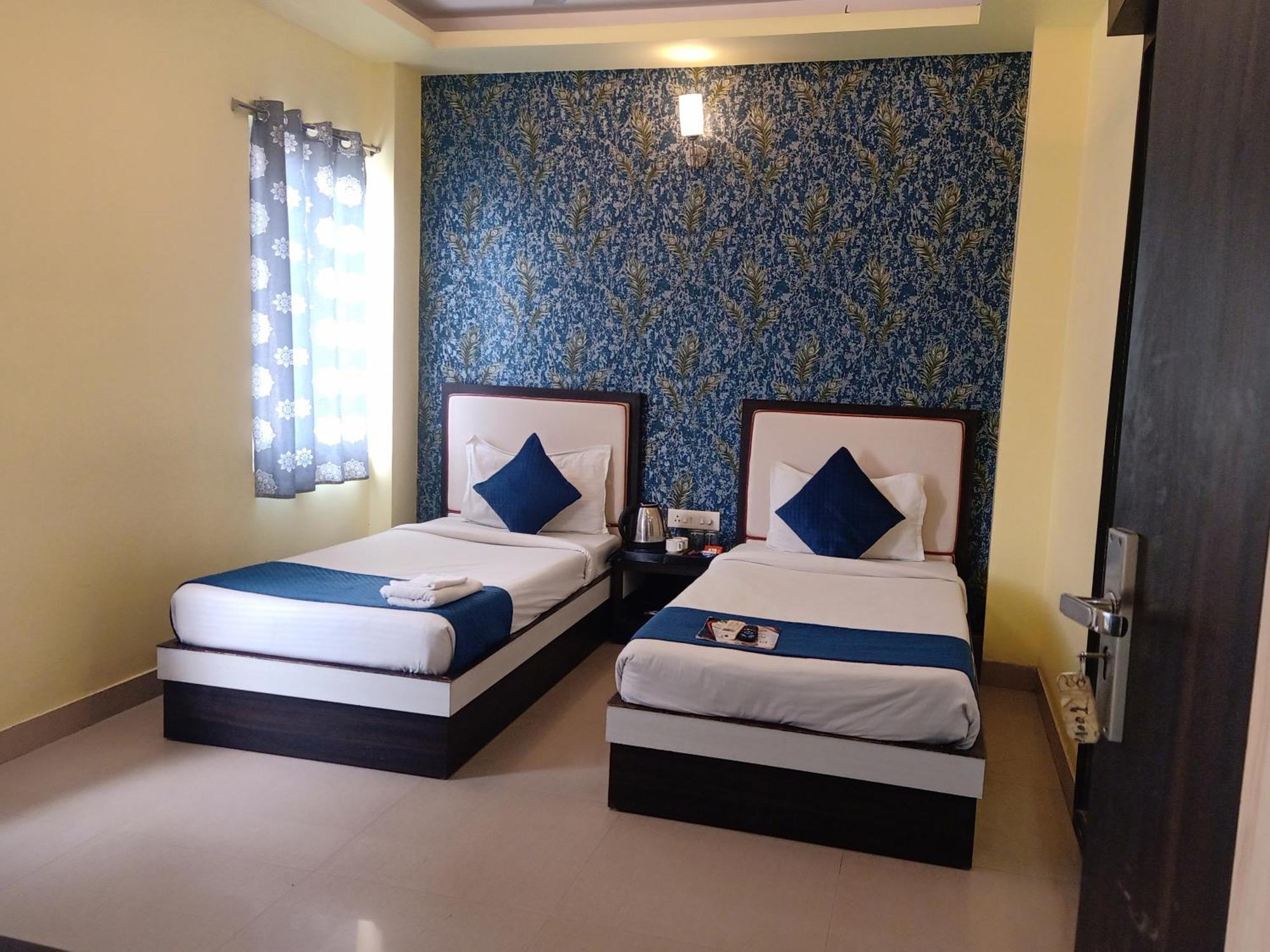 Hotel Janki International 3 Km From Kashi Vishwanath Temple Free Pickup From Railway Station พาราณสี ภายนอก รูปภาพ