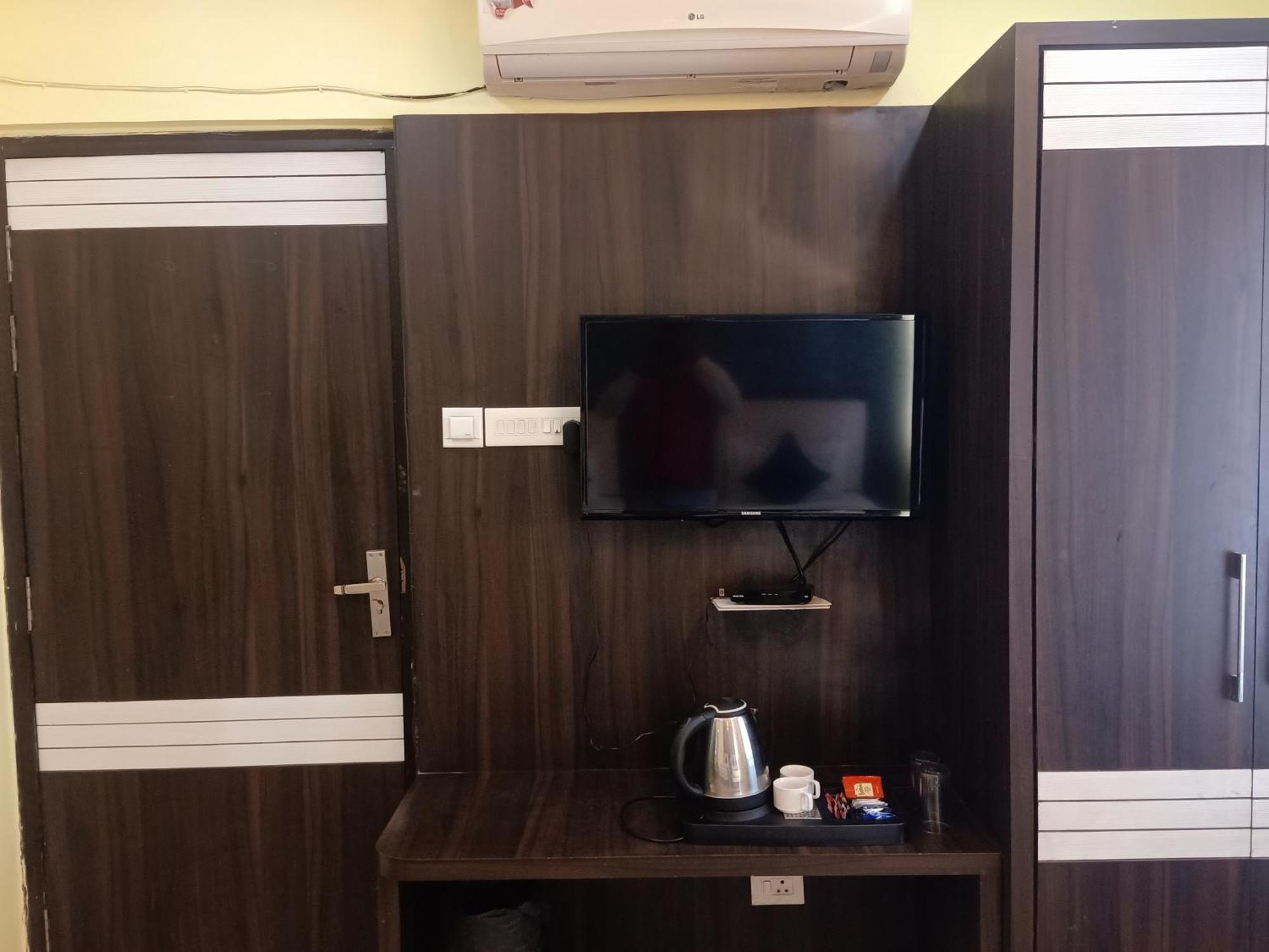 Hotel Janki International 3 Km From Kashi Vishwanath Temple Free Pickup From Railway Station พาราณสี ภายนอก รูปภาพ